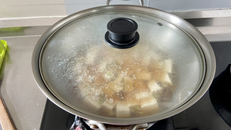 三鲜豆腐➕虾仁扇贝三鲜豆腐,加盖，中小火炖煮5分钟