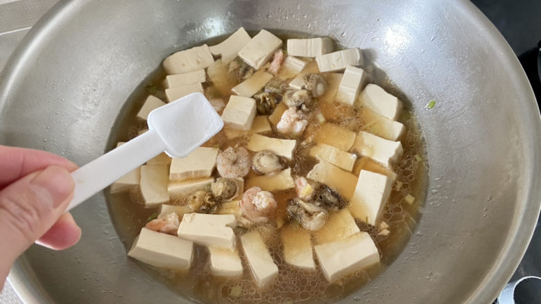 三鲜豆腐➕虾仁扇贝三鲜豆腐,尝下咸淡根据个人口味添加少许食盐