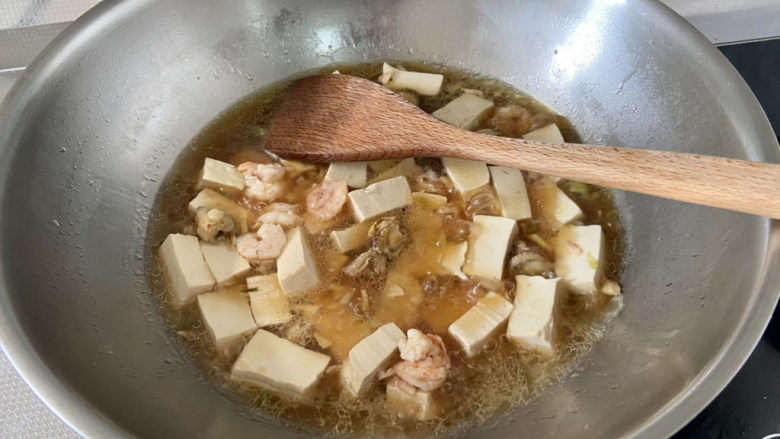 三鲜豆腐➕虾仁扇贝三鲜豆腐,中大火收汁两分钟，到自己喜欢的程度，阿晨留的汤汁比较多，这个汤汁很鲜美