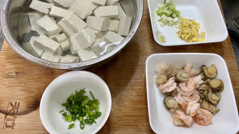 三鲜豆腐➕虾仁扇贝三鲜豆腐,全部食材准备好