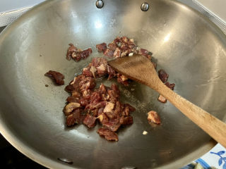 黑椒牛肉粒➕杏鲍菇黑胡椒牛肉粒,加少许食用油，下牛肉粒