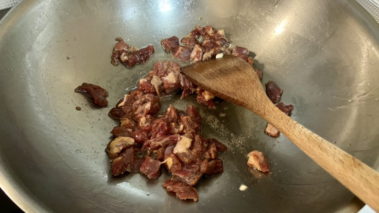 黑椒牛肉粒➕杏鲍菇黑胡椒牛肉粒,加少许食用油，下牛肉粒