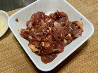 黑椒牛肉粒➕杏鲍菇黑胡椒牛肉粒,少许食用油，抓匀腌制15分钟