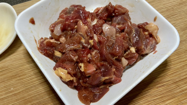 黑椒牛肉粒➕杏鲍菇黑胡椒牛肉粒,少许食用油，抓匀腌制15分钟