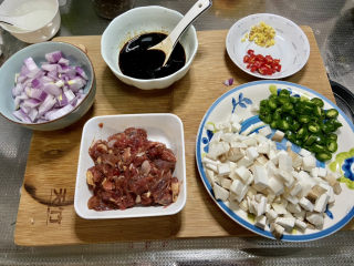 黑椒牛肉粒➕杏鲍菇黑胡椒牛肉粒,全部食材准备好