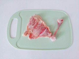 蜜汁烤鸡腿,用刀在鸡腿根部剪一下，用剪刀沿着鸡腿上肉把骨头取下来。