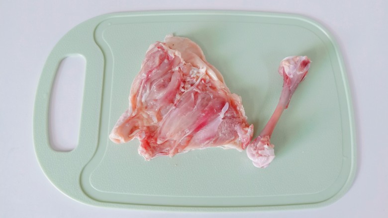 蜜汁烤鸡腿,用刀在鸡腿根部剪一下，用剪刀沿着鸡腿上肉把骨头取下来。