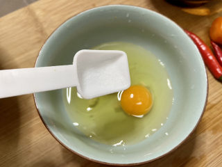 鸡蛋炒粉丝➕,鸡蛋打入碗中➕少许食盐
