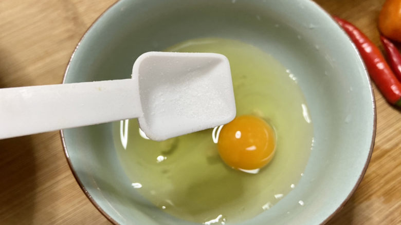 鸡蛋炒粉丝➕,鸡蛋打入碗中➕少许食盐