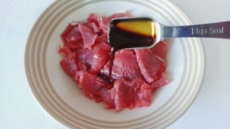 水煮羊肉,切好的肉片加一勺生抽。