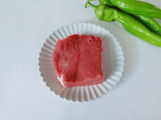 青椒炒牛肉,准备尖椒与牛肉。