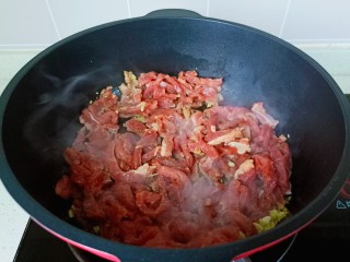 青椒炒牛肉,锅里放适量的食用油，把蒜泥爆香，再下牛肉丝翻炒。