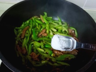 青椒炒牛肉,加一点点盐调味。