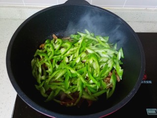 青椒炒牛肉,加入切好的青椒丝。