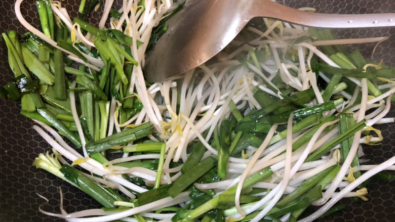 绿豆芽炒韭菜,不断翻炒，逐步菜就会变软了