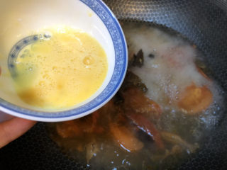 木耳蛋花汤,加入适量盐，再加入打散的鸡蛋