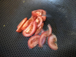木耳蛋花汤,将番茄倒入翻炒