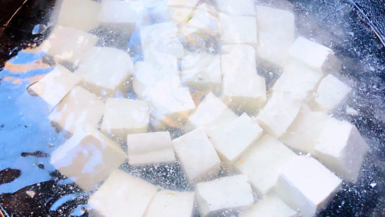 三鲜豆腐,豆腐切成大小均匀的块状放入开水中焯水去除豆腥味后立即放入冷水中过凉再沥干水份