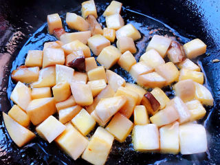 黑椒牛肉粒,锅中倒入适量油加热放入杏鲍菇煸出多余的水份盛出备用