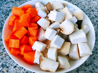 黑椒牛肉粒,杏鲍菇和胡萝卜切成同牛肉粒大小的块状