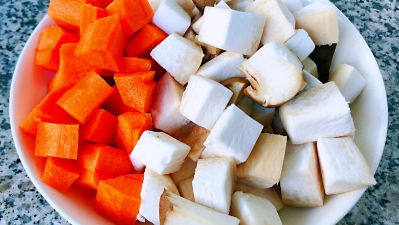 黑椒牛肉粒,杏鲍菇和胡萝卜切成同牛肉粒大小的块状
