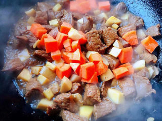 黑椒牛肉粒,放入胡萝卜和杏鲍菇一起翻炒均匀