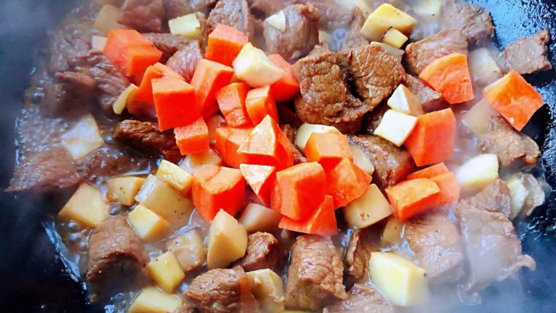 黑椒牛肉粒,放入胡萝卜和杏鲍菇一起翻炒均匀