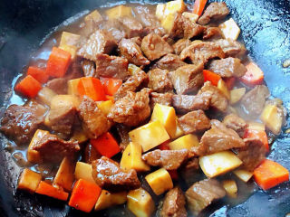 黑椒牛肉粒,炒至所有食材完全入味即可出锅享用
