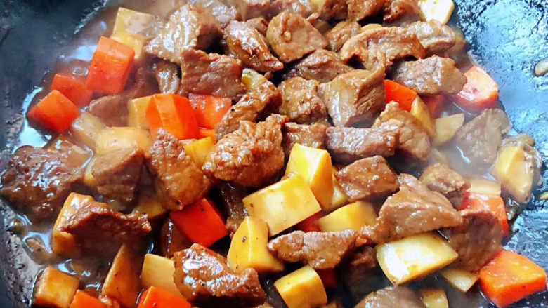 黑椒牛肉粒,炒至所有食材完全入味即可出锅享用