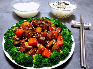 黑椒牛肉粒,撒上适量芝麻味道更佳棒搭配米饭和牛奶一起吃就是标配的营养餐