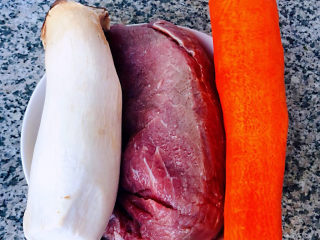 黑椒牛肉粒,准备原材料牛肉、杏鲍菇、胡萝卜