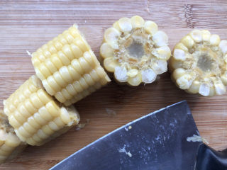 胡萝卜炖排骨,玉米切段。