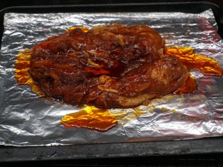 蜜汁烤鸡腿,加上一勺辣椒油，放入烤箱上下180度，先烤20分钟，然后倒掉烤出来的水分，加上一层辣椒油，上下200度再烤20分钟