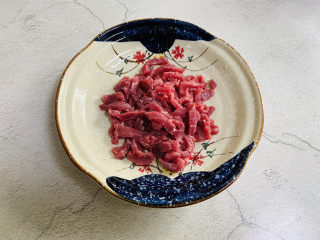 青椒炒牛肉,牛肉洗净切细条状