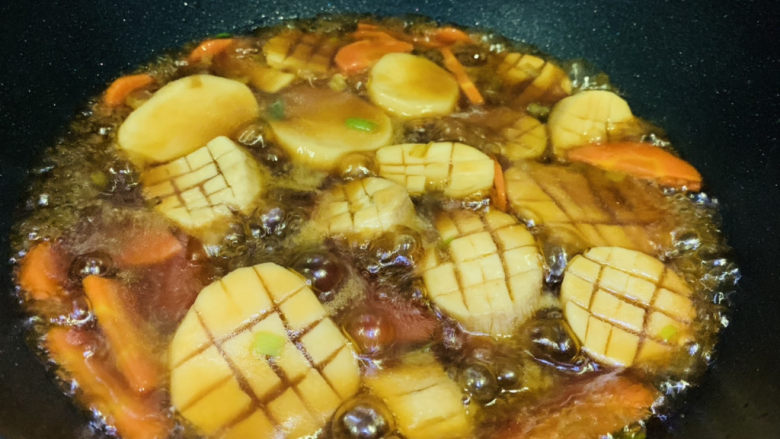 胡萝卜炒杏鲍菇,大火烧开，转中火，煮5分钟，汤汁浓稠，即可