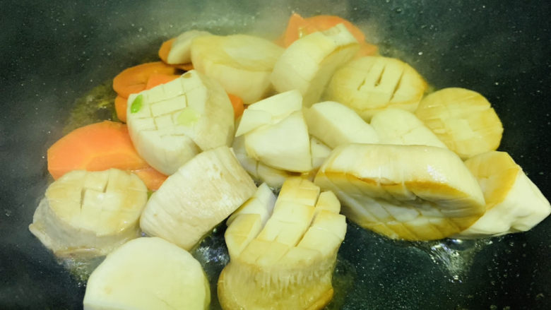 胡萝卜炒杏鲍菇,加入煎好的杏鲍菇