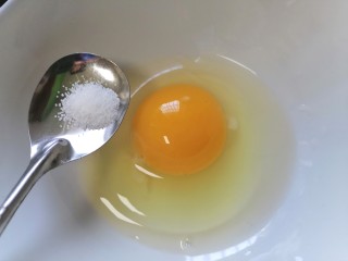 鸡蛋炒粉丝,鸡蛋磕入碗中加入少许盐调味