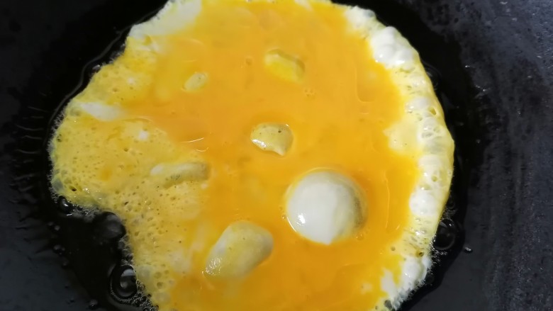 鸡蛋炒粉丝,锅内放油烧热倒入蛋液