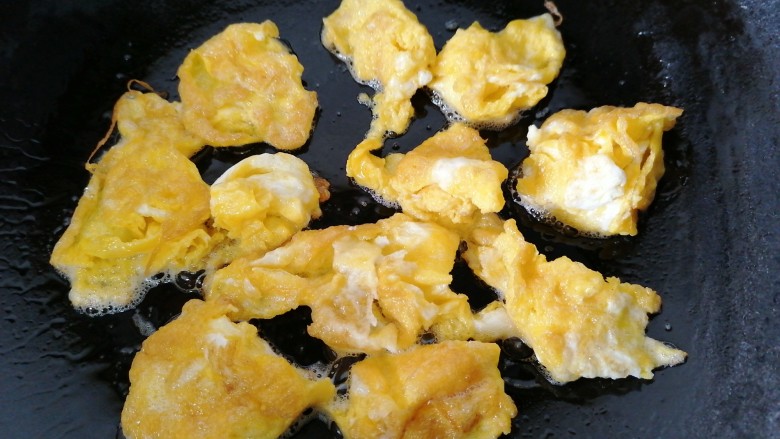 鸡蛋炒粉丝,将鸡蛋炒成小块然后盛出