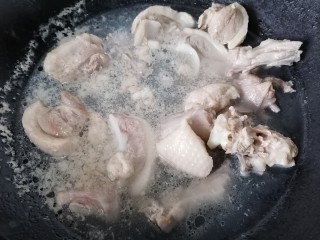 老鸭粉丝汤,煮至沸腾出沫捞出清洗干净
