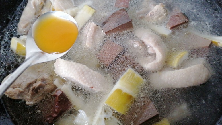 老鸭粉丝汤,汤炖至浓稠加入一勺鸡汁鲜提鲜