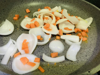 黑椒牛肉粒,锅加食用油，热锅，加入洋葱和胡萝卜