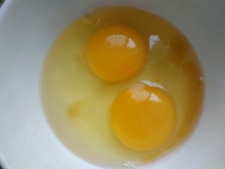 鸡蛋炒粉丝,两个鸡蛋打入小碗中