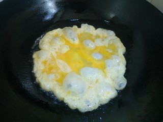 鸡蛋炒粉丝,锅中放入适量植物油，油热，放入调好的蛋液，凝固成形