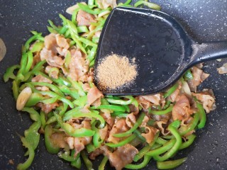 青椒炒牛肉卷,放孜然粉。