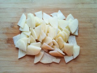 洋葱炒土豆片,切成片，用凉水泡上备用。
