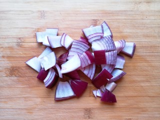 洋葱炒土豆片,切成小块备用。