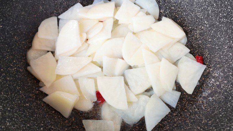 洋葱炒土豆片,翻炒至透明状。