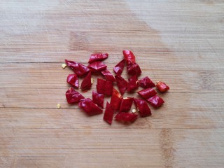 蒜苔炒腊肠,干红辣椒切成小段。