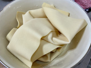 红烧豆腐皮➕香菇青菜烧豆腐皮,豆腐皮清洗备用